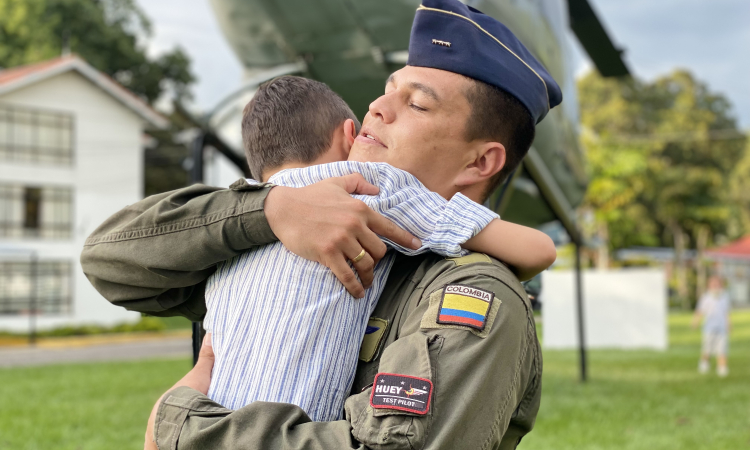 Capitán Delvasto: un padre orgulloso de ser piloto militar