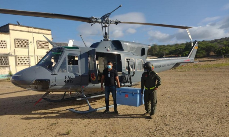 Las primeras vacunas de una sola aplicación fueron transportadas a la Alta Guajira por la Fuerza Aérea