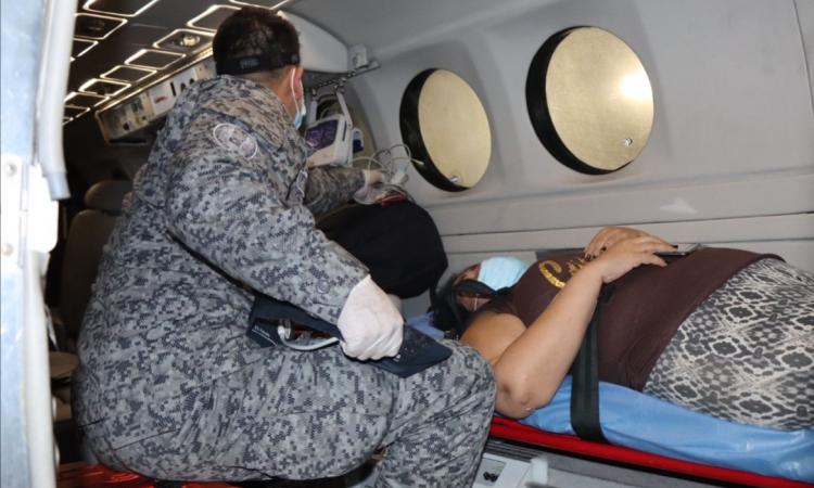 Mujer que requería atención especializada urgente fue movilizada en avión ambulancia de su Fuerza Aérea