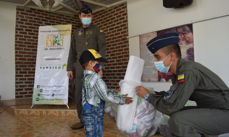 Niños y niñas de El Cerrito, Valle, reciben visita de su Fuerza Aérea Colombiana