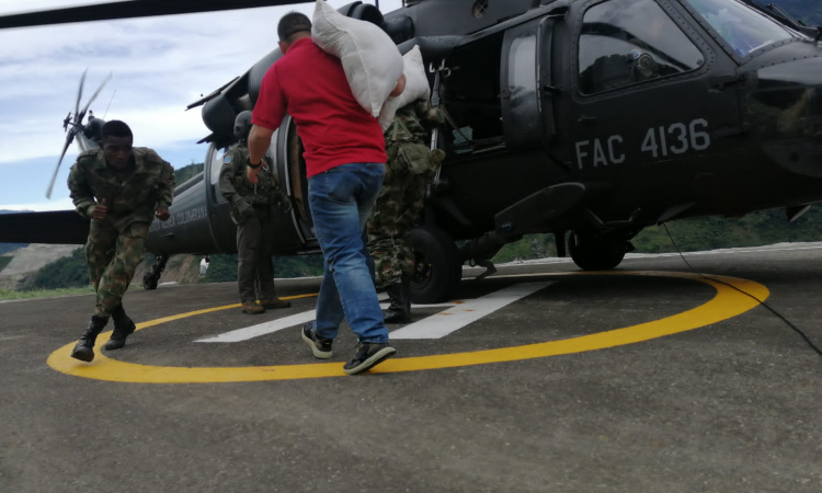 Ayudas humanitarias continúan llegando en helicópteros de su Fuerza Aérea a Ituango