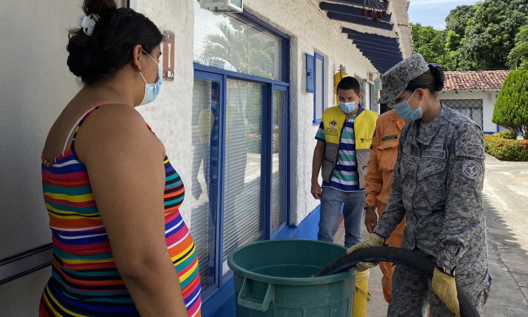 Con un carrotanque de agua, su Fuerza Aérea Colombiana contribuye a subsanar emergencia sanitaria en Tocaima 