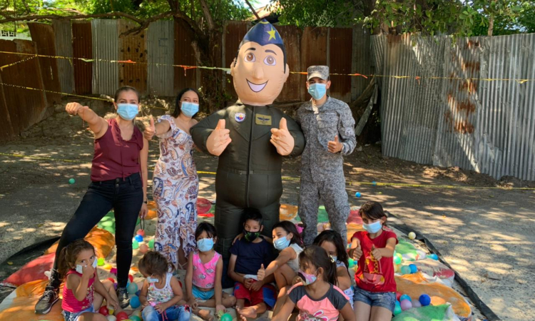 Bienestar y alegría a los niños de Girardot, gracias a su Fuerza Aérea Colombiana.   