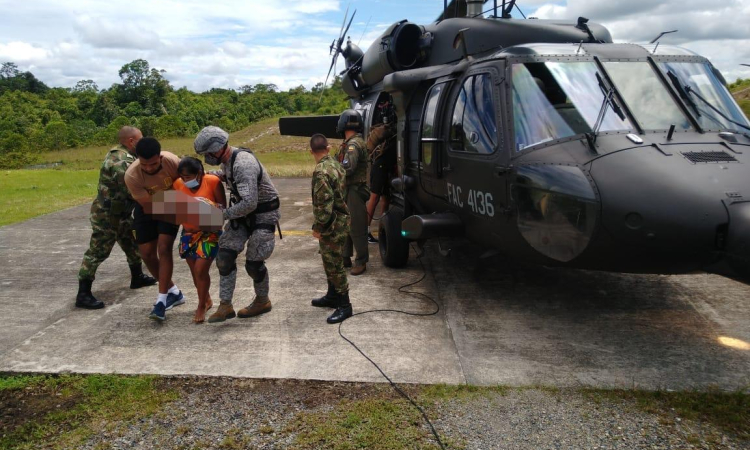 Bebé indígena fue rescatado por su Fuerza Aérea Colombiana