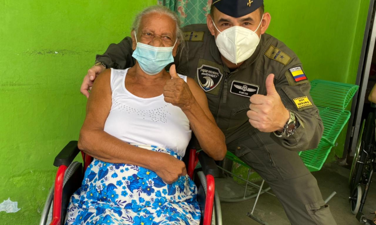 Adulta mayor de Flandes, Cundinamarca, podrá movilizarse gracias a su Fuerza Aérea Colombiana