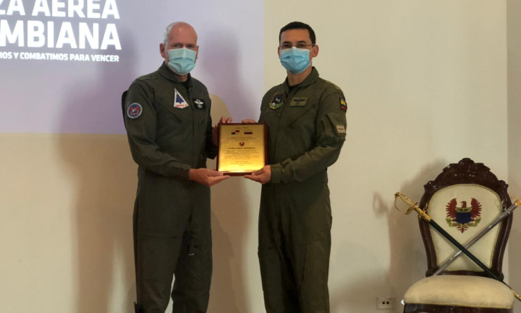 Por su trabajo abnegado durante la pandemia, tripulaciones de su Fuerza Aérea reciben reconocimiento