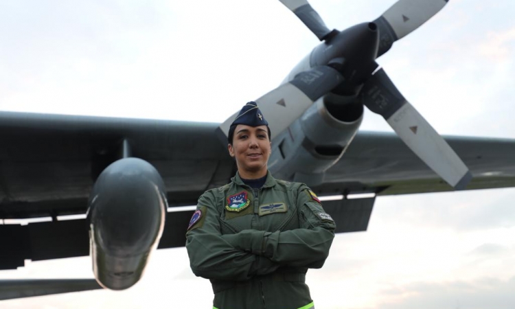 Un nuevo hito en la aviación militar es escrito por una mujer de Su Fuerza Aérea