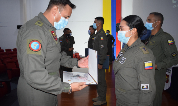 Técnicos Tripulantes de Vuelo que defenderán el poder aéreo colombiano