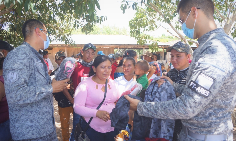 En una actividad de acercamiento con la población civil liderada por la Fuerza de Tarea Ares, comunidades del Municipio de La Primavera Vichada se beneficiaron con la entrega de donaciones, refrigerios y actividades lúdicas para los niños, niñas y adolescentes
