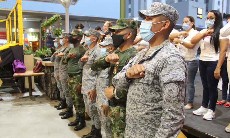 Soldados del Grupo Aéreo del Casanare, participan en la celebración del Día Internacional de las Personas Sordas
