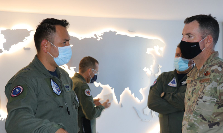  Segundo Comandante de la Doceava Fuerza Aérea de los EE UU visita el Comando Aéreo de Transporte Militar-CATAM