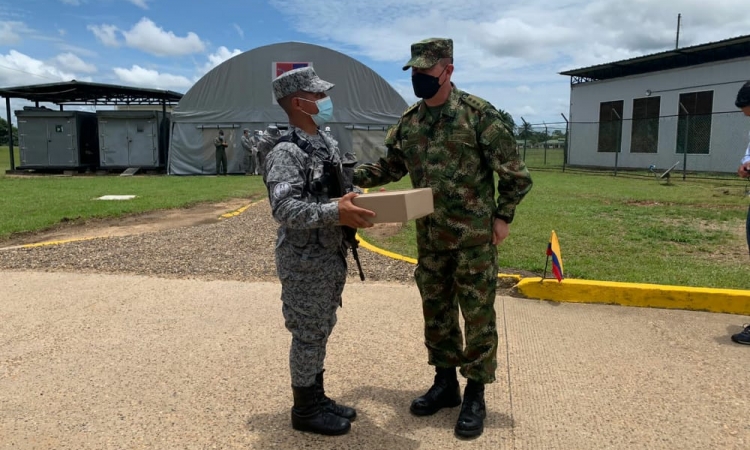 Un soldado de la Fuerza Aérea Colombiana es inspiración y ejemplo para el Señor Mayor General Inspector General del Ejercito Nacional.