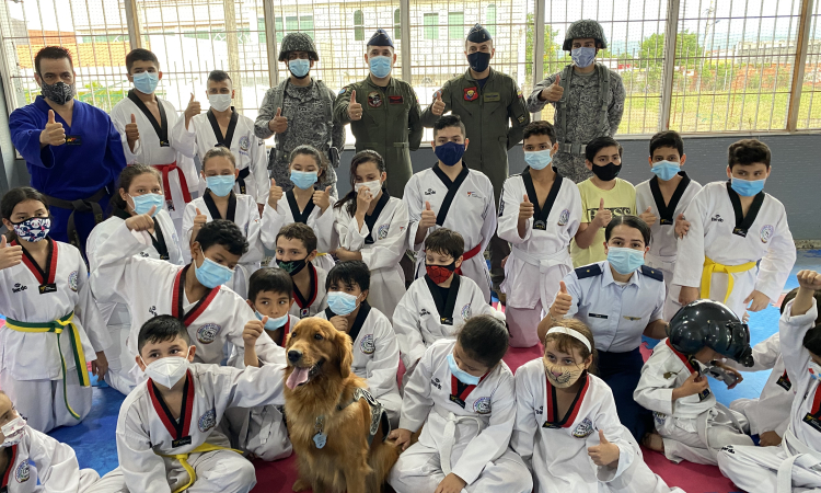 Con el fin de fortalecer la institucionalidad para la seguridad y convivencia ciudadana, el Comando Aéreo de Comando No. 4 de su Fuerza Aérea Colombiana llegó hasta el municipio de Girardot, Cundinamarca, alegrando a 36 niños que con disciplina practican Taekwondo.