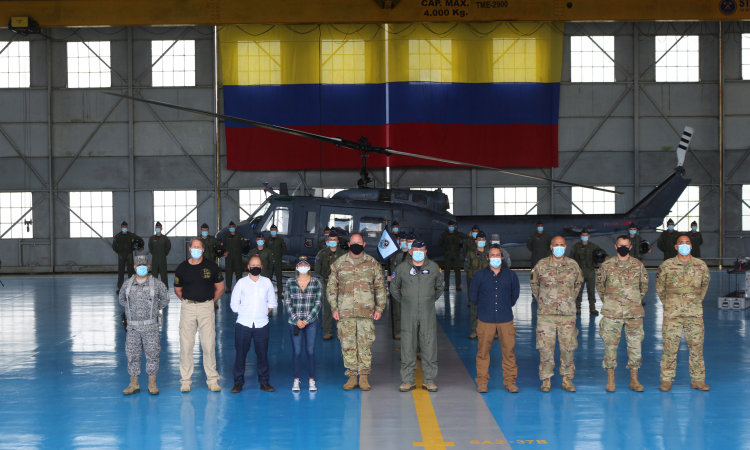 El señor viceministro de planeación y estrategia y representantes del departamento de defensa de los Estados Unidos visitan al Comando Aéreo de Combate no.6 acompañada por el Segundo Comandante de su Fuerza Aérea Colombiana