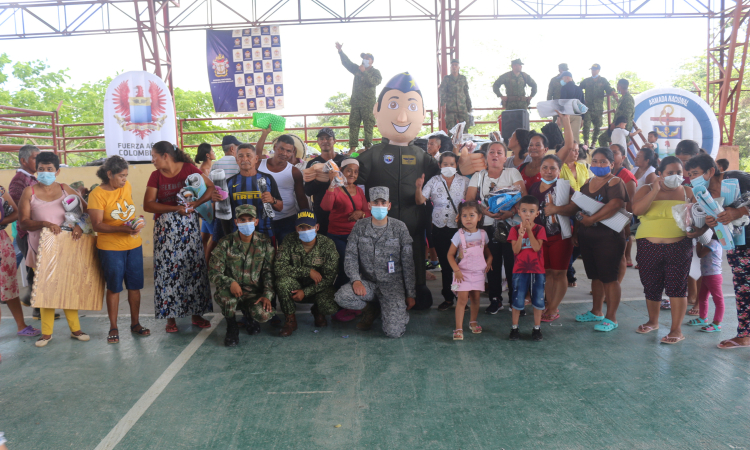 El Comando Aéreo de Combate No.6 presente en el municipio de Solano en una actividad que beneficio a la población civil e indígena de la región.