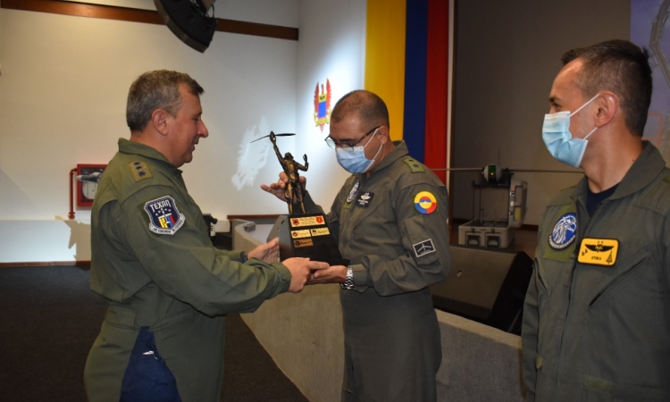 Premio al mejor Escuadrón de ART entregado al Comando Aéreo de Combate No. 1 