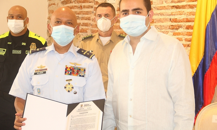 La Gobernación de Bolívar condecora al Comandante del Comando Aéreo de Combate No.3