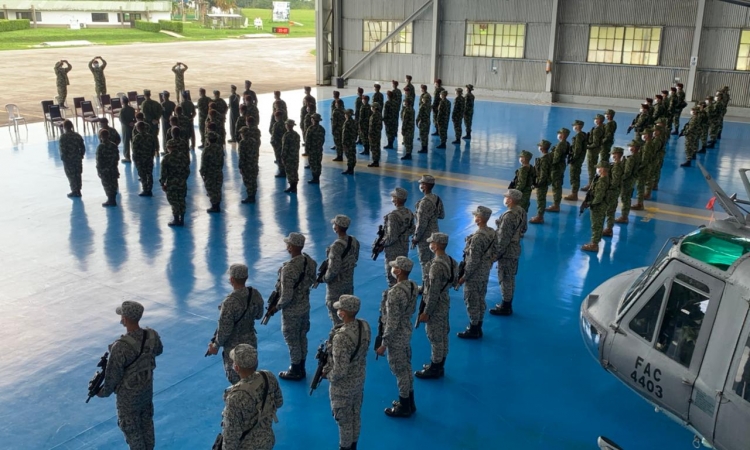 Distintivo del Comando Conjunto de Operaciones Especiales es entregado a 5 oficiales del comando aéreo de combate No.6 en ceremonia militar.   