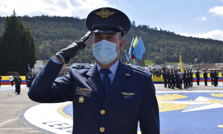 Ceremonia militar de ascenso y en condecoraciones de un personal de su Fuerza Aérea