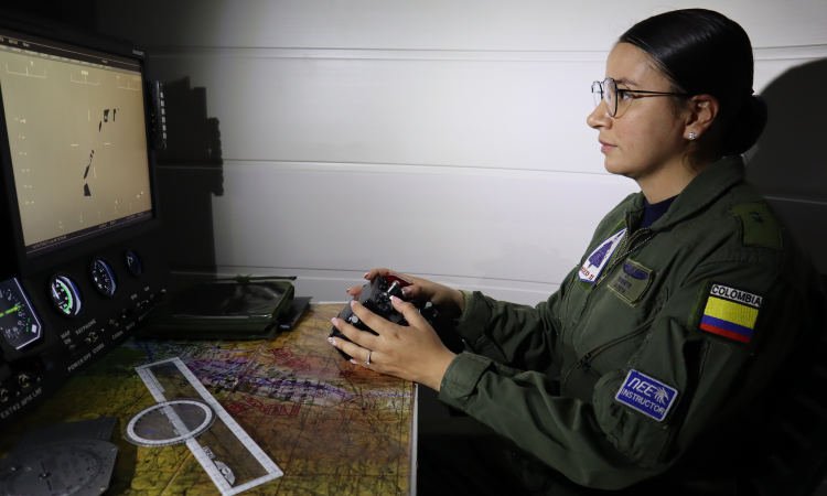 Nariñense, primera mujer navegante instructor de su Fuerza Aérea Colombiana