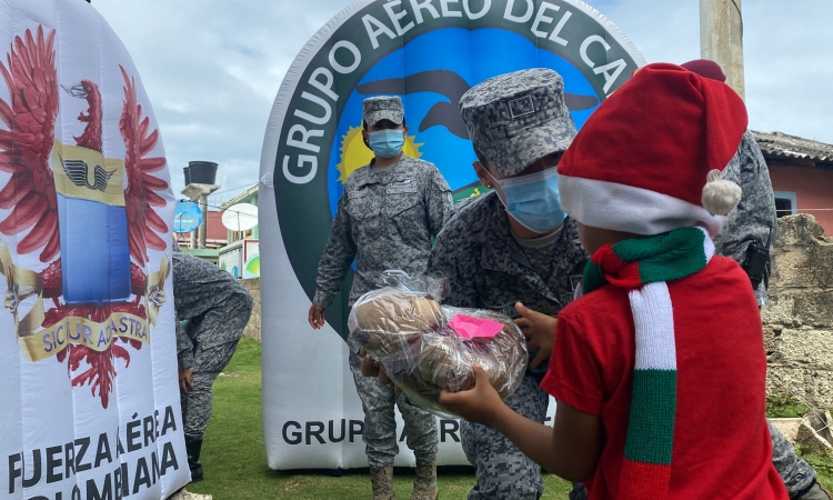 La magia de la navidad llegó a San Andrés con su Fuerza Aérea Colombiana