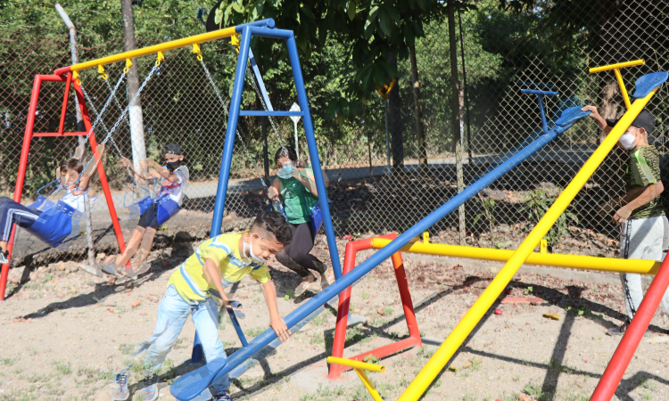 Niños de la vereda Santa Rosa estrenan parque infantil gracias a su Fuerza Aérea 