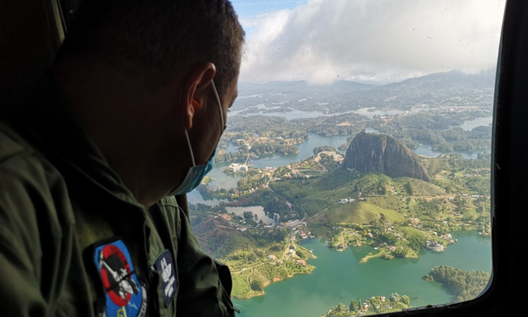 Desde el aire, su Fuerza Aérea Colombiana acompaña los desplazamientos de los antioqueños