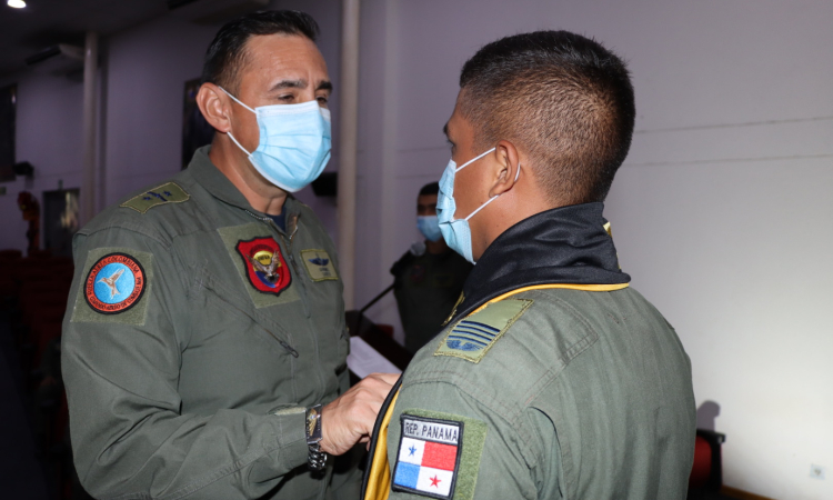 Alféreces colombianos e internacionales se forman como pilotos de ala rotatoria en la EHFAA