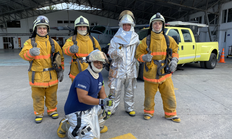 Entrenamiento a bomberos de su Fuerza Aérea en la Isla de San Andrés