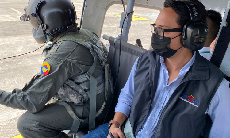 Helicópteros de su Fuerza Aérea Colombiana garantizan la seguridad en jornada electoral