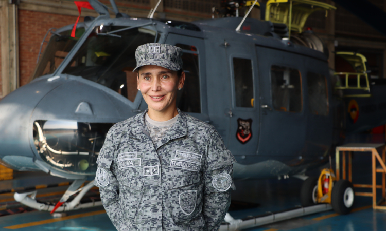 La primera mujer al mando del Grupo Técnico más grande de su Fuerza Aérea Colombiana 