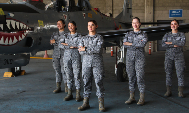 El equipo de mantenimiento aeronáutico en el Caribe, un campo abierto a las mujeres 