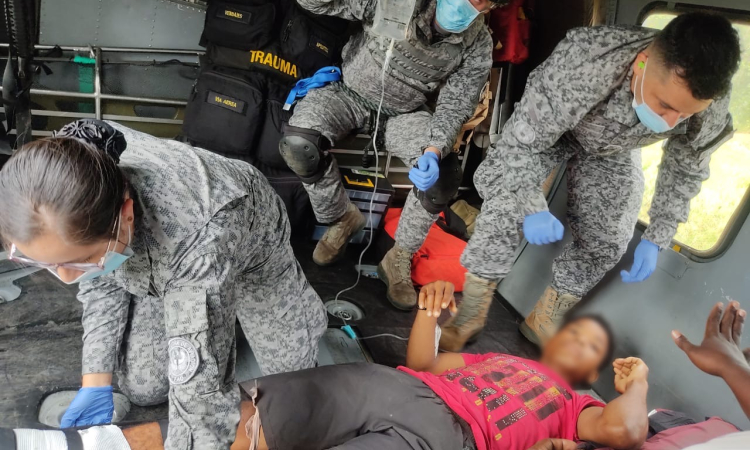 Joven herido por mina antipersona es traslado en helicóptero de su Fuerza Aérea