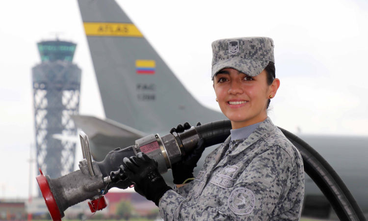 Una Mujer que inspira: La Aerotécnico Camila Daza se abre camino en la especialidad de Abastecimientos Aeronáuticos 