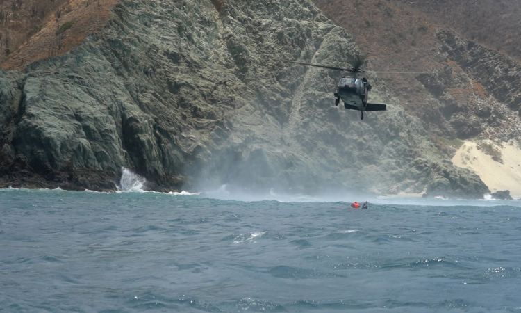 En aguas abiertas, entrenan maniobras de salvamento tripulaciones de su Fuerza Aérea Colombiana 