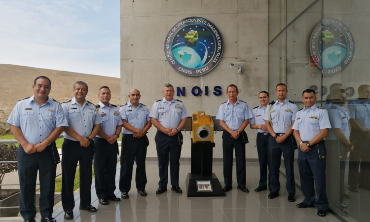 Segundo Comandante de su Fuerza Aérea visita el Centro de Operaciones Satelitales en Perú