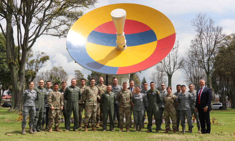 La Fuerza Espacial de los Estados Unidos intercambia conocimientos con su Fuerza Aérea Colombiana