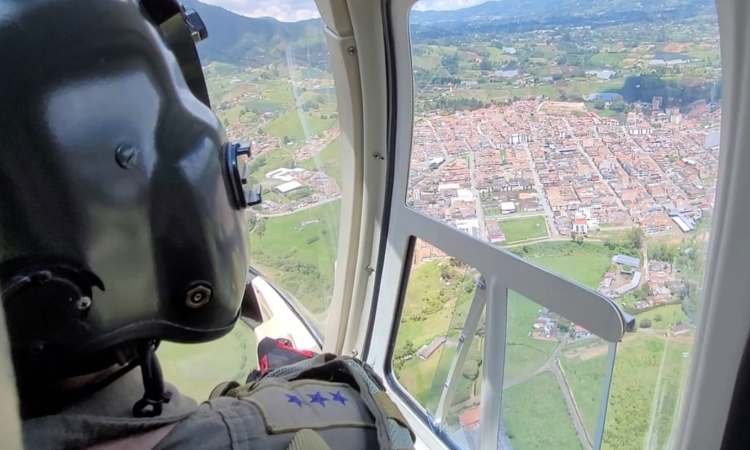 Sobrevuelos en municipios de Antioquia, brinda seguridad y protección a sus habitantes