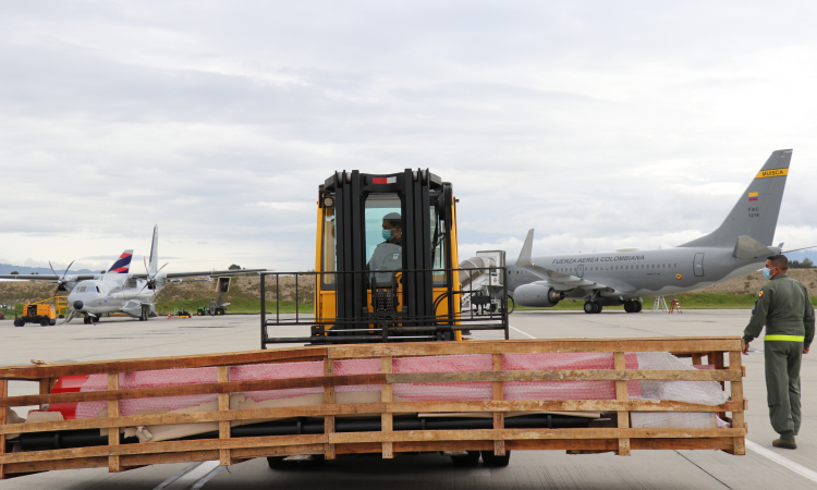 Su Fuerza Aérea Transporta materiales para finalizar la reconstrucción de la Estación de Bomberos de Providencia.
