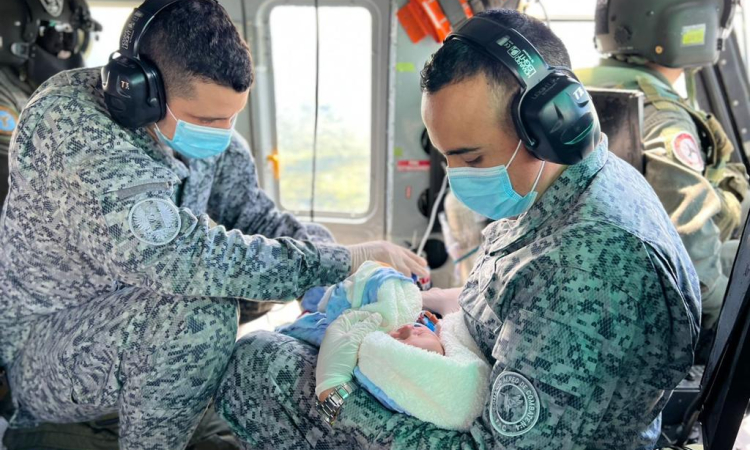 Bebé recién nacido fue evacuado por su Fuerza Aérea para salvar su vida 
