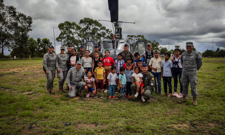  Con “Así se va a las estrellas” jóvenes en Vichada conocen las capacidades de la Fuerza Aérea Colombiana