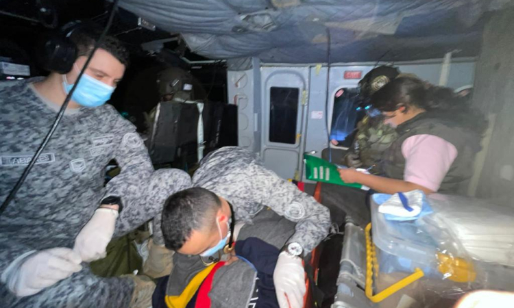 Oportuno traslado de su Fuerza Aérea salvó la vida de dos adultos en el Tolima