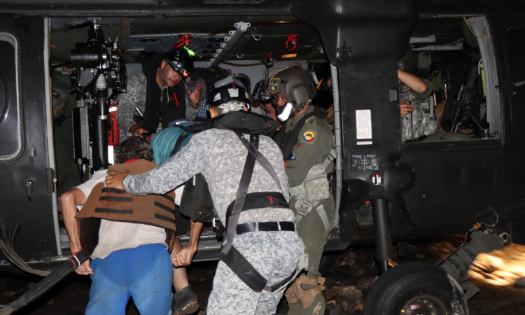 Cinco personas atrapadas en medio de las aguas del Río Guayuriba fueron rescatadas por su Fuerza Aérea
