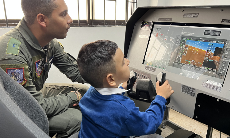 Niños y niñas de Yopal conocen las capacidades de su Fuerza Aérea
