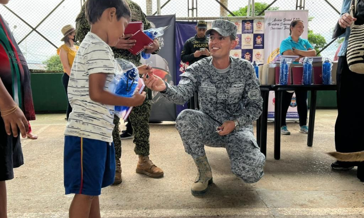 Niños de Solano disfrutaron de la presencia de su Fuerza Aérea Colombiana