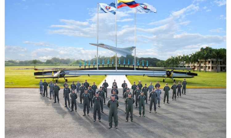 alto mando de su Fuerza Aérea Colombiana