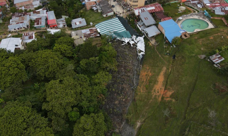 Su Fuerza Aérea Colombiana apoyó  con transporte aéreo durante desastre natural en el municipio de Rioblanco.