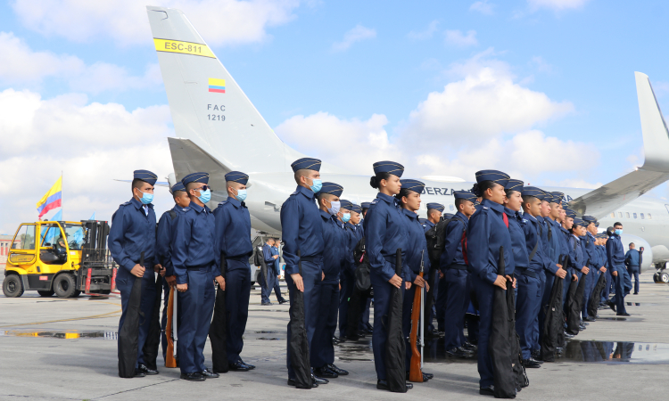 CATAM transporta a personal de las Escuelas de Formación Militar para el desfile del 20 de julio 