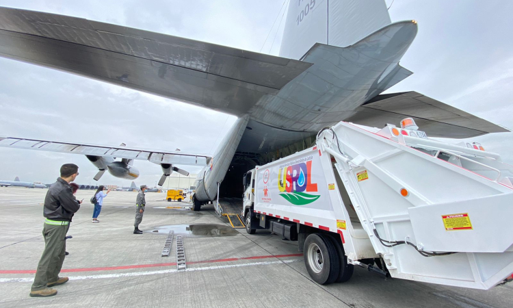 Camiones de basura fue trasladados por su Fuerza Aérea en beneficio de la comunidad del Amazonas