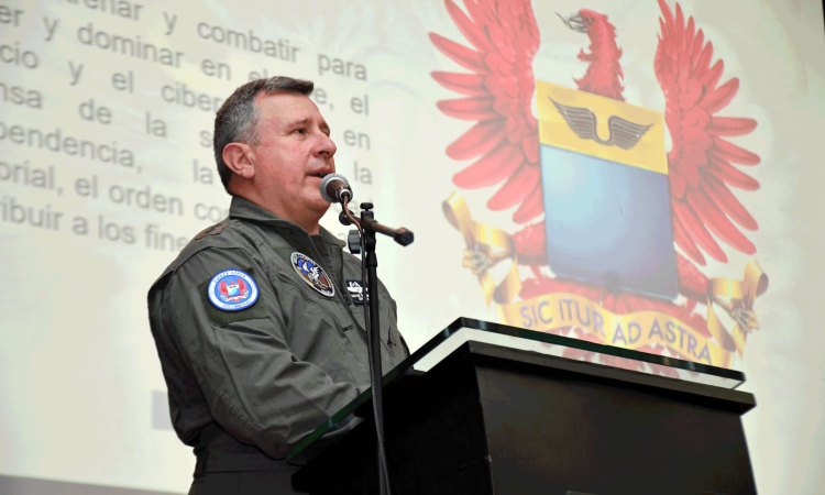 Primera cátedra de doctrina dictada por el Comandante de su Fuerza Aérea Colombiana 